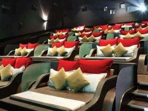 रिलाएंस ने बनाया खास मल्टीप्लेक्स