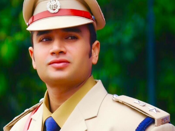 अफसर की बॉडी पर दिल हार गई महिला