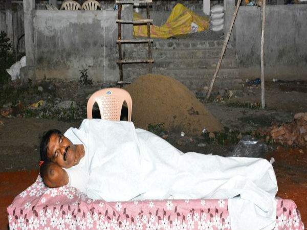  विधायक ने श्मशान में डाला डेरा 