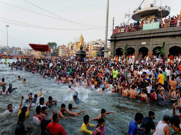 शाही स्नान में पुष्प वर्षा की मांग