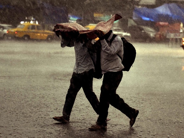 देहरादून में भी धूल का गुबार देखा गया