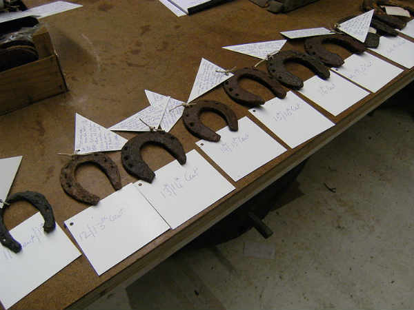 हाथ-पैर में लोहे या तांबे का छल्ला पहनाएं हाथ-पैर में लोहे या तांबे का छल्ला पहनाएं