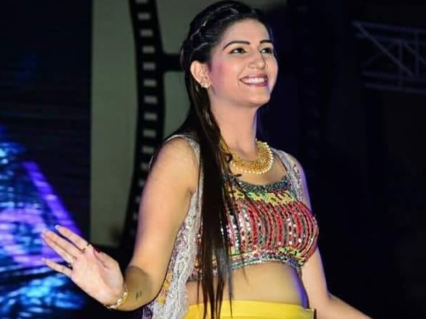 'तेरी आंख्या का यो काजल' पर फैन के साथ थिरकीं