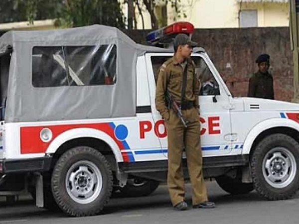 चार लोगों के साथ ले उड़ा गाड़ी