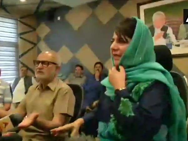 धारा 370 की वजह से जम्मू-कश्मीर के नागरिकों को मिलते हैं कई अधिकारी