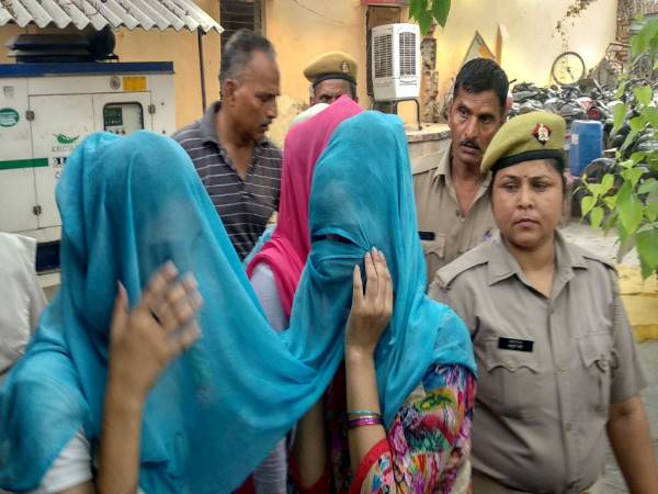 पुलिस ने मां और चार बेटियों को गिरफ्तार कर जेल भेजा