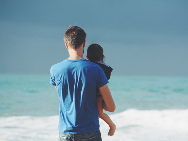 'पिता वो है जो आपको गिरने से पहले थाम लेता है' 'पिता वो है जो आपको गिरने से पहले थाम लेता है'