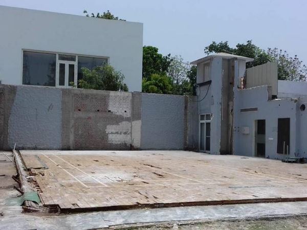 बंगले में लगी थी 100 एसी