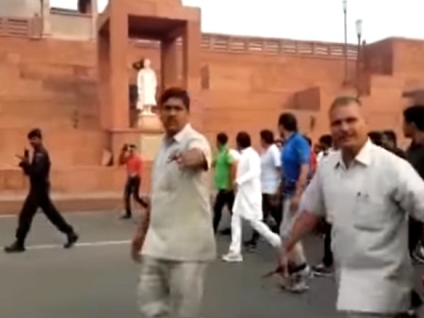 युवाओं के साथ ली सेल्‍फी