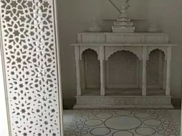 घर में बने मंदिर में नहीं हुई तोड़फोड़