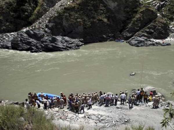 बच्चों को श्रद्धांजलि देने आए परिजन