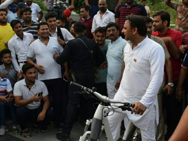 अखिलेश ने कहा- व्‍यक्तिगत हमले छोड़कर मुद्दों पर बात हो