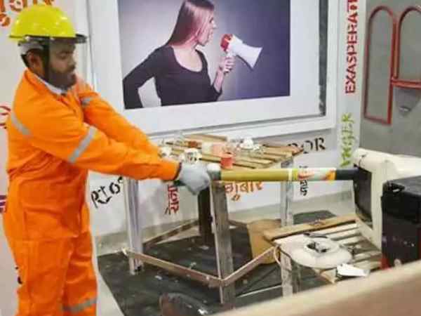 दीवारों पर क्या-क्या लिखा है?