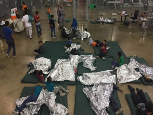 सुनिए, US बॉर्डर पर मां-बाप से अलग हुए रोते बच्चों की आवाजें सुनिए, US बॉर्डर पर मां-बाप से अलग हुए रोते बच्चों की आवाजें