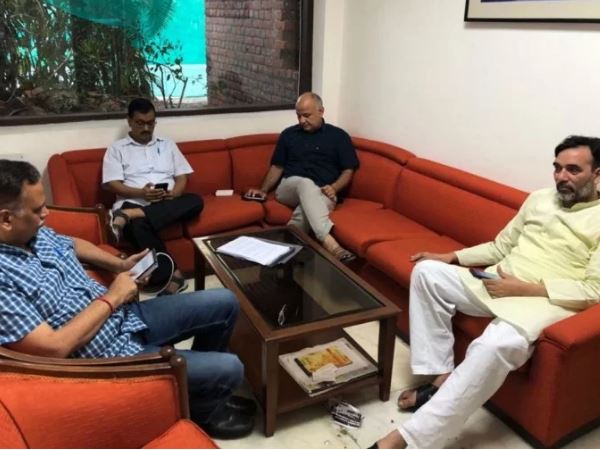 धरने से ही निपटा रहे जरूरी सरकारी काम