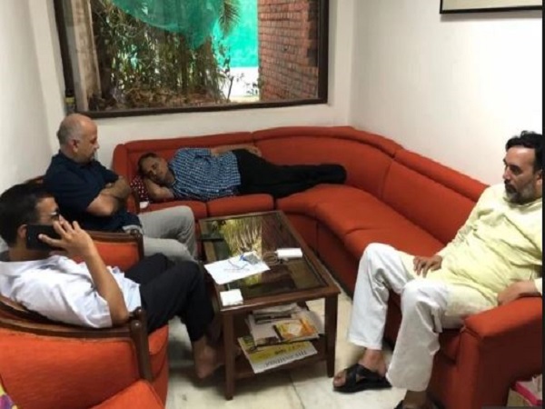 एलजी के घर पर जारी है केजरीवाल का धरना