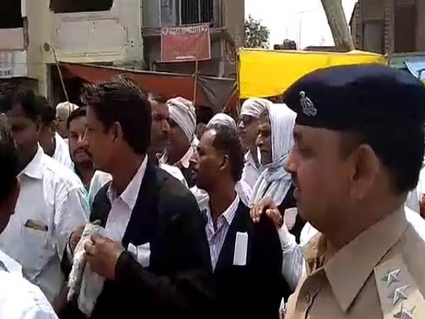 allahabad after the murder of laywer lalbachan singh lawyers assocoiation ruckus allahabad after the murder of laywer lalbachan singh lawyers assocoiation ruckus