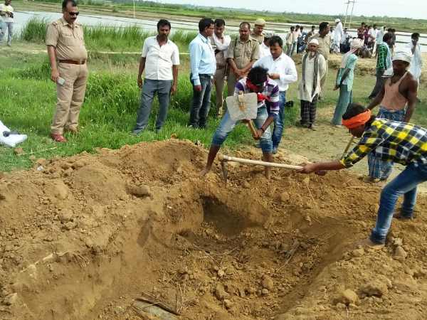 died body buried by the police in uttar pradesh dm sent to post-martem died body buried by the police in uttar pradesh dm sent to post-martem