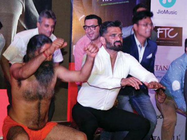 फिटनेस फ्रीक सुनील शेट्टी ने बाबा रामदेव संग किया योगा 