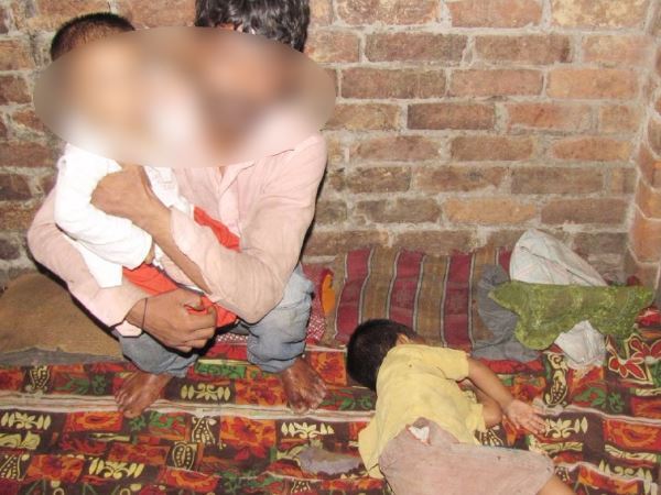 परिवार का मुखिया असलम एक बैंड पार्टी में काम करता है