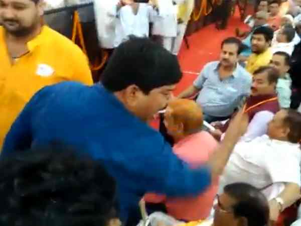 Water shortage in CM Yogi programme, BJP workers ruckus in Bhadohi Water shortage in CM Yogi programme, BJP workers ruckus in Bhadohi