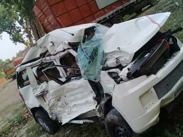 उड़ गए कार के परखच्चे उड़ गए कार के परखच्चे
