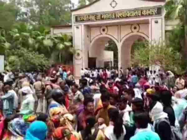 students from Kanpur University protesting outside college campus