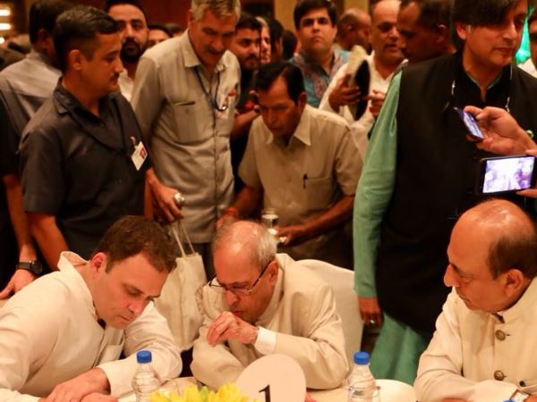 कई कांग्रेसी दिग्गज हुए इफ्तार पार्टी में शामिल