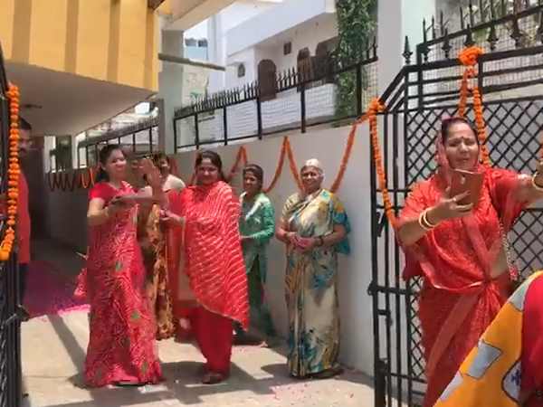 Grih Pravesh celebration on birth of daughter in Hardoi