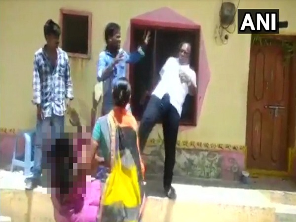 टीआरएस नेता के महिला को लात मारी
