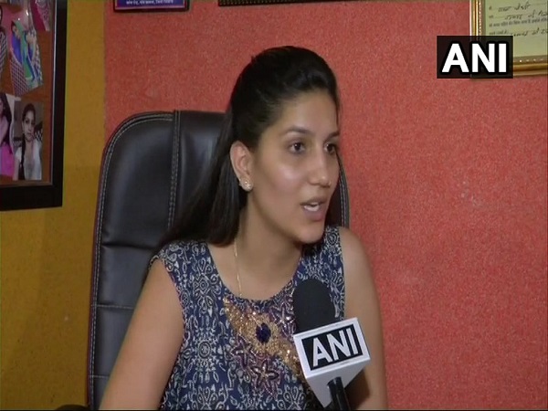 सपना चौधरी ने सोनिया गांधी से मुलाकात की थी