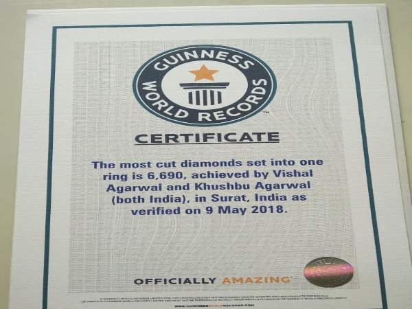 हीरे में कमल के फूल का डिजाइन