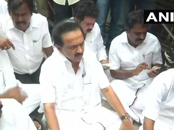 DMK MK Stalin detained protest against Tamilnadu Guv Banwarilal Purohit DMK MK Stalin detained protest against Tamilnadu Guv Banwarilal Purohit