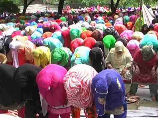 people celebrating peacful eid in Varanasi