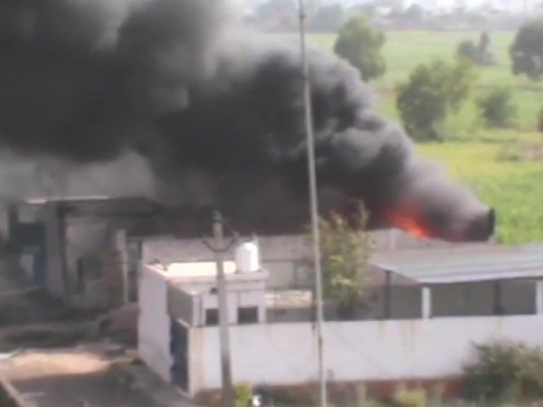 मेरठ: केमिकल फैक्ट्री में भीषण आग, दमकल की गाड़ियां मौके पर