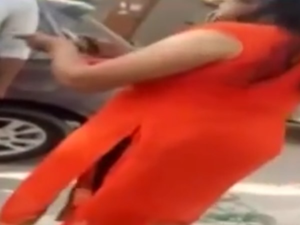 महिला ने पहुंचकर ऑटो हटाने को कहा, हुआ विवाद