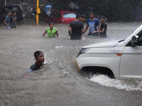 प्रशासन राहत कार्यों में जुटा 