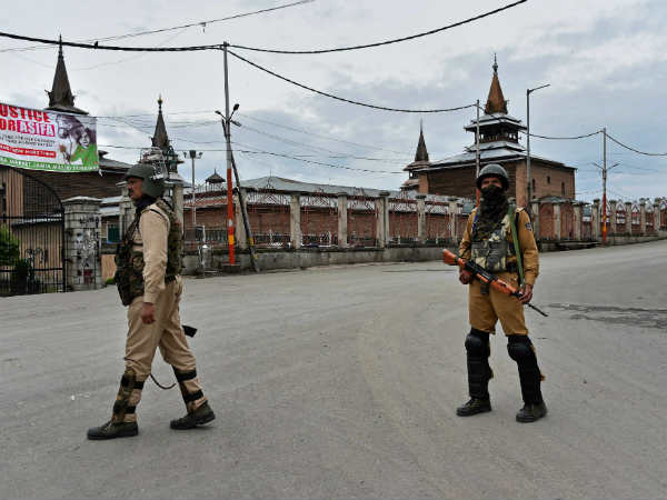 मां-बाप से कहा लड़कियों को रखें दूर 