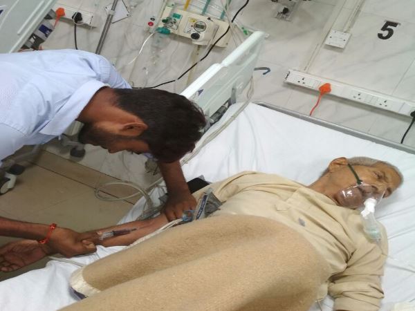 चतुर्थ श्रेणी के कर्मचारी करते हैं अस्पताल में इलाज