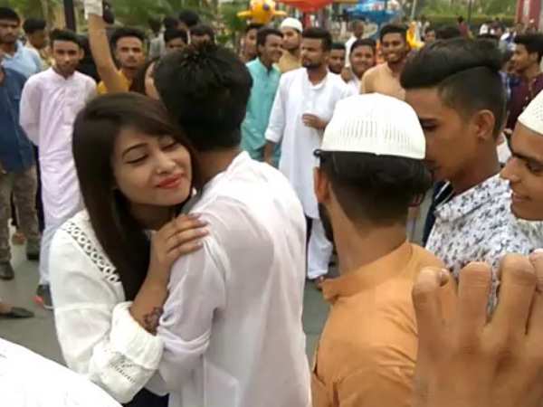 Girl hugging and queue of youths in mall, video viral Girl hugging and queue of youths in mall, video viral
