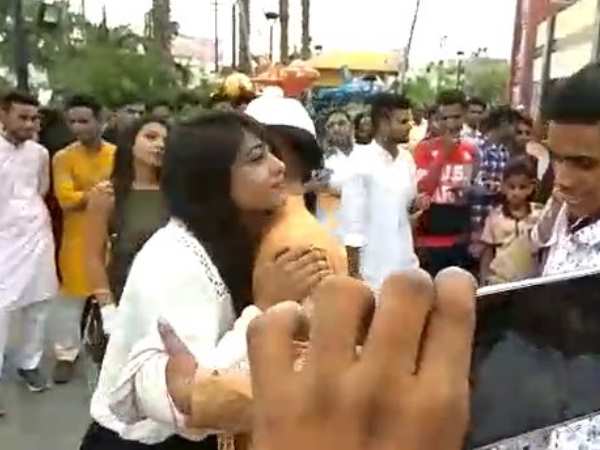 Girl hugging and queue of youths in mall, video viral Girl hugging and queue of youths in mall, video viral