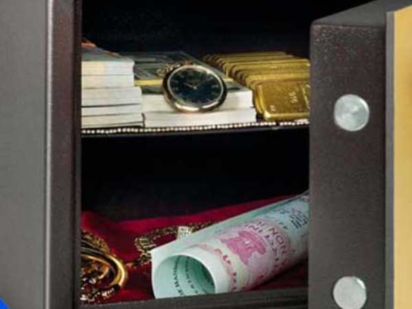 नई दिल्ली। दिल्ली के नंदनगरी में एक युवती ने डॉक्टर के क्लीनिक से आठ लाख रुपए चोरी कर लिए। खास बात ये है कि मरीज बनकर आई इस युवती के रुपए चोरी करने की डॉक्टर को भनक तक नहीं लगी। मामला चार दिन बाद खुला जब डॉक्टर को किसी काम के लिए रुपए की जरूरत पड़ी और उसने अलमारी खोली। डॉक्टर ने देखा कि अलमारी में रखे रुपए गायब हैं। डॉक्टर ने शक के आधार पर जब युवती से संपर्क कर चोरी के बारे में बात की तो दबाव पड़ने पर उसने इस बात को कबूल लिया कि उसने चोरी की है। हालांकि उसने डॉक्टर को पैसे नहीं लौटाए। इस पर डॉक्टर ने पुलिस स्टेशन पहुंच युवती के खिलाफ मामला दर्ज कराया है। आरोपी लड़की की उम्र 23 साल है। बताया गया है कि काफी दिन से वो क्लीनिक जा रही थी। पुलिस ने मामला दर्ज कर मामले की जांच शुरू कर दी है। पुलिस दोनों पक्षों से पूछताछ कर रही है। नई दिल्ली। दिल्ली के नंदनगरी में एक युवती ने डॉक्टर के क्लीनिक से आठ लाख रुपए चोरी कर लिए। खास बात ये है कि मरीज बनकर आई इस युवती के रुपए चोरी करने की डॉक्टर को भनक तक नहीं लगी। मामला चार दिन बाद खुला जब डॉक्टर को किसी काम के लिए रुपए की जरूरत पड़ी और उसने अलमारी खोली। डॉक्टर ने देखा कि अलमारी में रखे रुपए गायब हैं। डॉक्टर ने शक के आधार पर जब युवती से संपर्क कर चोरी के बारे में बात की तो दबाव पड़ने पर उसने इस बात को कबूल लिया कि उसने चोरी की है। हालांकि उसने डॉक्टर को पैसे नहीं लौटाए। इस पर डॉक्टर ने पुलिस स्टेशन पहुंच युवती के खिलाफ मामला दर्ज कराया है। आरोपी लड़की की उम्र 23 साल है। बताया गया है कि काफी दिन से वो क्लीनिक जा रही थी। पुलिस ने मामला दर्ज कर मामले की जांच शुरू कर दी है। पुलिस दोनों पक्षों से पूछताछ कर रही है।