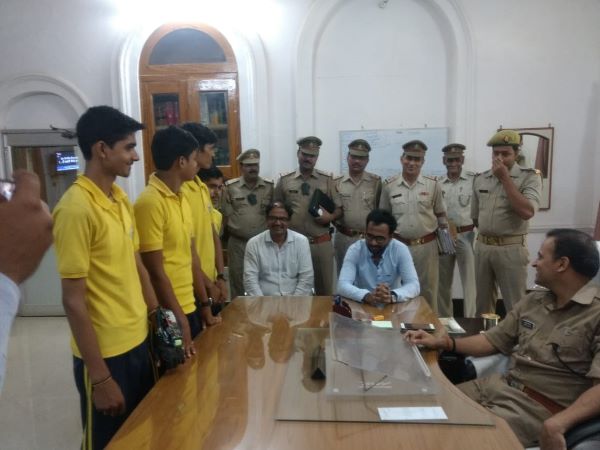 सेफ्टी ग्लब्स ईजाद करने वाले बच्चों के एसपी हुए कायल