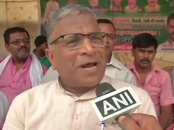 झारखंड में बीजेपी की सरकार के खिलाफ जेडीयू का प्रदर्शन झारखंड में बीजेपी की सरकार के खिलाफ जेडीयू का प्रदर्शन