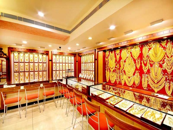 धक्कामुक्की के बाद एक बदमाश ने गोली मार दी