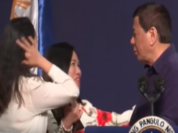 दो महिलाएं पहुंच गई स्टेज पर