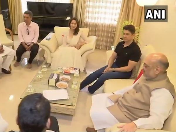 समर्थन के लिए संपर्क करते हुए मुंबई पहुंचे अमित शाह, माधुरी दीक्षित से की मुलाकात