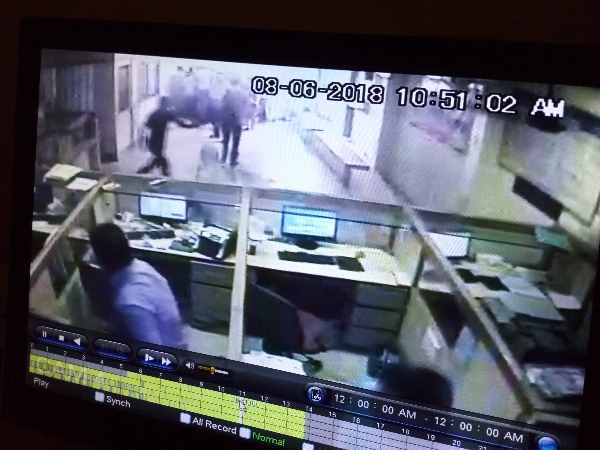 जाते ही बैंक में छिड़कने लगा पेट्रोल