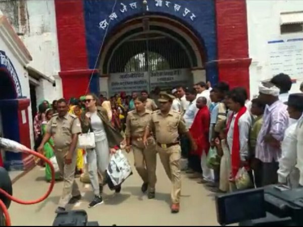 मिले थे दो पासपोर्ट