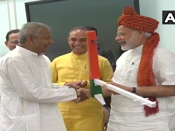 narendra Modi interacted with 140 sugarcane farmers in delhi